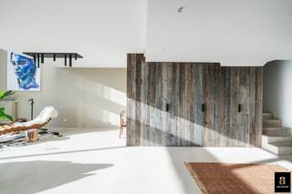 À Duinbergen, à quelques pas de la digue et du club de voile RSBC, se trouve cet appartement mezzanine exceptionnel d’environ 215 m² (façade 7 m) dans la résidence récente Hampton Beach.<br /><br />Disposition :<br />6ᵉ étage : hall d’entrée avec vestiaire, toilette invités et débarras. Séjour spacieux et lumineux avec grandes baies vitrées donnant sur la terrasse plein sud et vue dégagée sur le quartier des villas. À l’arrière, cuisine ouverte équipée avec îlot en pierre naturelle et accès à une seconde terrasse.<br />7ᵉ étage : trois grandes chambres. Suite parentale avec salle de douche attenante, chambre d’amis pour lit double, et chambre mezzanine avec dressing ouvert et salle de douche (raccords lave-linge/sèche-linge). Sur le palier : troisième salle de bains avec baignoire, toilette et lavabo. Étage accessible également par l’ascenseur commun.<br /><br />Finitions haut de gamme : armoires sur mesure en barnwood, sols en enduit de chaux, parquet à l’étage, meubles de salle de bains en noyer et chêne brut. Vitrage solaire au sud et stores électriques pour un confort optimal.<br />Cave privée avec supports à vélos. Possibilité d’acquérir un double garage dans l’immeuble (ascenseur pour voitures).