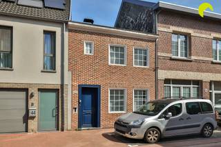 <p><span>Are you looking for an extremely cozy starter home with a spacious 750 m² garden in an ideal location in Hemiksem? Then be sure to come take a look at this home, located on a cul-de-sac just 20 m from the Sint Bernardus Abbey and its walking park.</span></p><p><span>Whats more, the A12 is just a few minutes away, so youll enjoy excellent accessibility here, yet its incredibly peaceful and surrounded by greenery.</span></p><p><span> </span></p><p><span>We enter the home through the entry hall and step directly into the very spacious living room. This room extends from the front facade all the way to the back and is divided by the central kitchen into a sitting area and a dining room.</span></p><p><span>The sitting area features beautiful hardwood floors and a fireplace insert. The dining room at the back enjoys plenty of natural light thanks to a large skylight and a sliding window.</span></p><p><span>Centrally located is the kitchen, equipped with all necessary appliances (dishwasher, gas stove with oven and range hood, sink, and freestanding fridge-freezer). There is also a guest restroom and space for the washing machine.</span></p><p><span>The wonderfully spacious garden is a unique feature and the absolute highlight of this home. A large storage shed has been built for garden tools, but this could just as easily be converted into a studio or multipurpose outbuilding with a little renovation.</span></p><p><span>The staircase leads to the two adjoining bedrooms and the recently renovated bathroom, which features a walk-in shower, wall-mounted toilet, and vanity unit.</span></p><p><span> </span></p><p><span> </span></p><p><span>In summary:</span></p><p><span> </span></p><p><span>- Very spacious living room with beautiful hardwood floors and plenty of natural light</span></p><p><span>- Large storage space in the garden: ideal for hobbyists or as storage</span></p><p><span> </span></p><p><span>- Fantastic garden with beautiful landscaping and minimal visibility from the street</span></p><p><span> </span></p><p><span>- Located on a dead-end street, right next to the beautiful St. Bernardus Abbey with its walking park</span></p><p><span> </span></p><p><span>Discover the many highlights of this home in a prime location in the pleasant Rupel region!</span></p><p><span> </span></p><p><span> </span></p><p><span>EPC: 255 kWh/m² - C-label</span></p><p><span> </span></p><p><span>Compliant with electricity standards </span></p><p><span> </span></p><p><span>Water info: P-score A - G-score A</span></p><p><span> </span></p><p><span>To schedule an on-site visit, please contact us at 03 449 42 41 or email us at hallo@habicom.be.</span></p><p><span> </span></p><p><span>Curious about the value of your home? Check it for free at www.watismijnhuiswaard.be </span></p><p><span> </span></p>