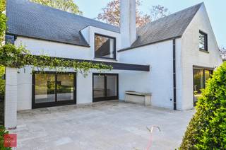 Verscholen in het groen van het Park Baron Casier te Waregem, op te frissen villa bestaande uit inkomhal, living met open haard, eetplaats,...