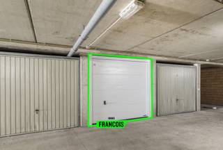 Deze garage is gelegen in het centrum van Brugge, op wandelafstand van het stadscentrum, winkels, scholen, openbaar vervoer en vlakbij...