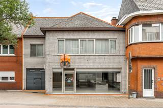 Centraal gelegen, ruim handelspand met woonst (415m²). Belangrijkste troeven:- Gelijkvloerse oppervlakte van ca 290m²!- Woonst met 3 ruime kamers op...