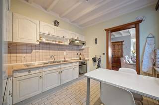 Cette propriété borde deux rues : Berlaarbaan, où vous pouvez garer une ou deux voitures devant la maison, et Drieradenstraat (rue des vélos), où...