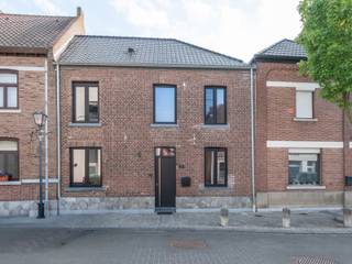 <span><strong>RUIME EN STIJLVOL GERENOVEERDE GEZINSWONING MET 177 M<sup>2 </sup>WOONOPPERVLAKTE, 3 SLAAPKAMERS EN EXTRA POLYVALENTE RUIMTE TE KOOP IN STOKKEM</strong><strong><br /></strong></span><span><br />Op zoek naar een ruime, instapklare woning met karakter, een hoogwaardige afwerking en verrassend veel leefruimte?<br /><br />Deze smaakvol gerenoveerde woning combineert het comfort van een moderne woning met de charme van een karaktervolle stadswoning.<br /><br />Met maar liefst 177 m<sup>2</sup> woonoppervlakte beschikt de woning over een ruime en aangename leefomgeving voor een gezin, terwijl de verschillende niveaus ook volop mogelijkheden bieden voor thuiswerken, hobby's of een extra slaapkamer.<br /><br />Bij binnenkomst ervaar je meteen de verzorgde afwerking en warme uitstraling van de woning. De leefruimte sluit mooi aan op de moderne keuken, waardoor er een aangename open leefomgeving ontstaat van bijna 37 m<sup>2</sup>. Daarnaast is er een afzonderlijke ruimte die perfect kan dienen als tv-hoek, bureau of rustige leesruimte.<br /><br />Op de eerste verdieping bevinden zich de slaapkamers en de badkamer. De bovenste verdieping vormt een echte troef: deze ruimte van ongeveer 36 m<sup>2</sup> is momenteel ingericht als slaapkamer met zithoek, maar kan eveneens worden ingericht als ruime vierde slaapkamer, tienerkamer, hobbyruimte of thuiskantoor.<br /><br />Ook buiten biedt de woning aangename mogelijkheden, met een gezellige buitenruimte en tuin. <br /><br /><strong>TROEVEN</strong><br /><span>- Mooie en gezellige gerenoveerde rijwoning gelegen in het centrum van Stokkem.<br />- Gelegen op wandelafstand van natuurgebieden De wissen, Negenoord en de Maas.<br /></span>- <span>Woning afgewerkt in hoogwaardige en kwalitatieve materialen (binnendeuren, kasten, keuken, badkamer, ...).</span><br />- <span>Moderne keuken met eiland en apparatuur.</span><br /><span>- Energielabel B: energiezuinige woning!</span><span><br /></span>- Het perceel is met een wagen bereikbaar aan de achterzijde.<strong><br /></strong><strong><br />GELIJKVLOERS <br /></strong>- Inkomhal: technische kast.<br />- Toilet: hangtoilet, spoelbakje, ventilatie.</span><br /><span>- Trappenhal: houten trap naar de eerste verdieping, glazen deur die toegang geeft tot de leefruimte.</span><br /><span>- TV-hoek: TV-meubel, mogelijkheid tot het inrichten van een bureau/praktijkruimte (directe toegang tot inkomhal mogelijk).</span><br /><span>- Leefruimte/keuken: <span>keukenwand (onder- en bovenkasten, koelkast, vaatwasser, spoelbak, inductiekookplaat, dampkap, oven, combi-oven, warmhoudlade), keukeneiland (onderkasten, lades, composiet keukenblad), </span>schuifpui naar de binnenkoer en tuintje met terras.</span><br /><span>- Berging: CV-installatie.</span><br /><span>- Achterinkom: deur die toegang geeft naar de binnenkoer en tuintje met terras.</span><br /><span>- Wasplaats: onderkasten, lades, spoelbak, aansluiting wasmachine en droogkast.</span><br /><br /><span><strong>VERDIEPING 1</strong> </span><br /><span>- Overloop: houten trap naar de tweede verdieping.<br />- Badkamer: badkamermeubel (dubbele lavabo, lades, spiegel), inloopdouche, hangtoilet.<br />- Slaapkamer 1: TV-aansluiting.<br />- Slaapkamer 2: TV-aansluiting.<br /><br /><strong>VERDIEPING</strong> <strong>2 </strong><br />- Slaapkamer 3: open geheel: momenteel ingericht als slaapkamer en zithoek, mogelijkheid tot het inrichten van een extra 4de slaapkamer of bureel, ventilatiesysteem.</span><br /><br /><span><strong>EXTERIEUR<br /></strong>- Binnenkoer met tuintje, te</span><span>rras en tuinberging <br />- Oprijlaan in kiezel (staanplaats voor 2 auto's)<br /><br /><br /><br /></span>