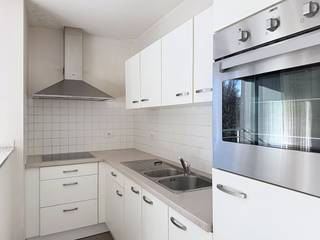 Découvrez cet appartement lumineux et prêt à emménager à Ostende. Situé à proximité du centre, dans la résidence Aphrodite (2ème étage), vous pourrez profiter d'une terrasse ensoleillée, d'un immeuble bien entretenu avec ascenseur et d'une situation idéale à proximité de toutes les commodités.Disposition :-hall d'entrée-un espace de vie ensoleillé-cuisine ouverte équipée d'appareils électroménagers-toilettes séparées-salle de bain avec baignoire et pare-douche-chambre 1-chambre 2- cellier-terrasse ensoleilléeCommission mensuelle : 65€ (syndic).Cet appartement allie espace, lumière et confort dans un emplacement privilégié à proximité des commerces, des transports en commun, de la plage et de la forêt. Êtes-vous intéressé par cette propriété à louer à Ostende ? Rendez-vous sur le site www.dewaele.com, cliquez sur le bien que vous souhaitez louer. À l'aide du bouton rouge « demandez votre visite », nous vous demandons de remplir brièvement un profil. Ensuite, nous vous contacterons pour une visite. Les rendez-vous ne peuvent pas être pris par téléphone.