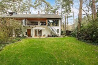 Prachtig gelegen half open villa aan het Groot Kasteel van 's-Gravenwezel * Gelijkvloers : inkomhal met ingemaakte kasten, hoofdslaapkamer op vast...