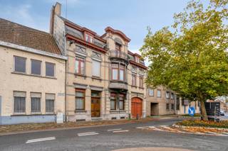 Eclectisch burgerhuis met landelijke verzichten op 2659 m² in centrum Kuurne.<br /><br />Reeds 4 generaties zijn gehuisvest in deze karakterwoning. Sinds 1928 is deze bewoond en altijd onderhouden door deze familie. Nu verkoopt de familie dit prachtig en echt logisch ingedeeld huis.<br /><br />Statige inkom met opvallende trappenhal met een glaskoepel (glas in lood), marmerafwerkingen en een uitzonderlijk schilderij van de Vlasserstreek. Een aparte wachtruimte of bureau is voorzien, alsook nog een oud telefoon-kamertje (momenteel vestiaire). De inkom loopt door tot aan de achterliggende keuken.<br />Aan de rechterzijde van de woning is er een authentieke leefruimte. Hoge plafonds, uitzonderlijk parket en een tussendeur met uniek gekleurd glas (glas-in-lood, met de 4 seizoenen uitgebeeld).<br /><br />In de uitbouw is er een grote keuken. Alle nodige toestellen en plaats om ook hier een grote eettafel te plaatsen. Verder is er aansluitend een groot terras en achteraan het huis verschillende bergingen.<br /><br />Het verdiep bevat 5 slaapkamers en een badkamer (douche en bad) op de gang is er een apart toilet. Een vaste trap brengt ons naar het zolderverdiep. Deze is niet in gebruik en kan zeker nog dienst doen voor extra slaapkamers, hobbykamers,.. De zolder vloer is geïsoleerd.<br /><br />Verder heeft een woning een zeer ruime en droge kelder en een diepe en hoge garage.<br /><br />Een goeie oriëntatie is verzekerd maar vooral dit landelijk verzicht maakt deze eigendom zeer speciaal. Achteraan is er een klein landhuisje die dienst doet als schuilhok voor de dieren en tuingerief.<br /><br />PLUSPUNTEN:<br />+ uitzonderlijk vastgoed met een zeer rijke geschiedenis<br />+ logische indeling<br />+ zonnepanelen, bijna volledig dubbele beglazing aanwezig, isolatie en overal CV op gas.