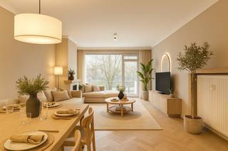 Op de derde verdieping van de August Vermeylenlaan bevindt zich dit op te frissen appartement van 90 m². Dankzij de rustige ligging, het vele groen en de sterke ontwikkeling van Linkeroever is dit een ideale kans voor wie wil renoveren met duidelijke meerwaarde.<br /><br />Het appartement biedt een ruime inkomhal met gastentoilet. Aan de linkerkant bevinden zich twee volwaardige slaapkamers met een mooi, open uitzicht richting het MAS. De mooie badkamer met ligbad sluit hierbij aan.<br /><br />De lichtrijke eetplaats vormt het centrale hart van de woning en geeft toegang tot de gezellige keuken met aansluitend een compact terrasje. Aan de andere zijde ligt de leefruimte, die dankzij grote ramen baadt in natuurlijk licht en uitgeeft op een zonnig terras met zicht op de typische groene bomen van Linkeroever — een heerlijk rustig uitzicht.<br /><br />In de ondergrondse verdieping bevindt zich een praktische private berging en een autostaanplaats in de ondergrondse parking.<br /><br />Dit appartement is op te frissen, maar biedt uitzonderlijke kansen voor wie renovatie ziet als een investering in kwaliteit en toekomstwaarde. De buurt ontwikkelt zich razendsnel en is uitgegroeid tot één van de meest veelbelovende zones van Antwerpen — ideaal voor wie strategisch wil investeren in wooncomfort én kapitaalwinst.<br /><br />Een mooie opportuniteit voor wie zoekt naar ruimte, licht en potentieel in een groene, groeiende wijk vlak bij de stad.<br /><br />