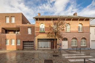 <p>Deze woning is gelegen in het centrum van Niel, op wandelafstand van winkels, openbaar vervoer en andere voorzieningen. Het pand is grondig te renoveren en biedt daardoor veel potentieel voor wie op zoek is naar een projectlocatie.</p>
<p>Een belangrijke troef is dat het perceel<span> </span><strong>aan de achterzijde aansluit</strong><span> </span>op het pand gelegen aan<span> </span><strong>Aimé De Langlestraat 20</strong>, wat extra mogelijkheden creëert voor wie denkt aan een<span> </span><strong>groter ontwikkelingsproject</strong>.</p>
<p>Het pand is onbewoonbaar verklaard, niet-asbestveilig en valt onder de renovatieplicht.</p>
<p><strong>Indeling:</strong><br />Gelijkvloers: inkomhal, woonkamer, keuken, diverse opslagruimtes en nachthal.<br />Verdieping 1: nachthal en twee slaapkamers.<br />Verdieping 2: nachthal en twee slaapkamers.</p>
<p><strong>Extra troeven:<br /></strong>✔️ Mogelijkheid tot projectgrond i.c.m. achterliggend pand<br />✔️ Vier slaapkamers (verdeeld over twee verdiepingen)<br /><br />Kom gerust eens kijken.<br />Plan jouw bezoek in via jarno@groepvanhaute.be of 0492 83 88 19.</p>