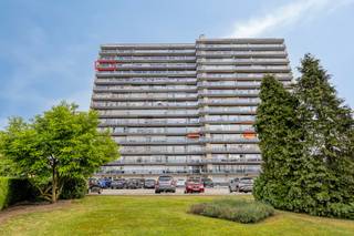 Ontdek dit lichtrijke appartement op de dertiende verdieping van ca. 61m², gelegen aan het Leiebos 23 te Merksem. Dit immo aanbod is volledig instapklaar en vormt de ideale thuis voor wie op zoek is naar modern comfort en een adembenemend, weids uitzicht. Dankzij de strategische ligging in de gemeente geniet je van een uitstekende bereikbaarheid met scholen, winkels en het openbaar vervoer in de directe omgeving. Een instapklaar appartement kopen op deze centrale locatie is dan ook een slimme en toekomstgerichte keuze.Indeling appartement:- Inkomhal: centrale toegang met ruimte voor een vestiairekast- Leefruimte: sfeervolle, ruime en lichtrijke woonkamer op parketvloer- Keuken: moderne, volledig geïnstalleerde keuken- Slaapkamer: volwaardige slaapkamer met aangename lichtinval- Badkamer: eigentijds ingericht met een handige douchecabine met massagesproeiers- Apart toilet: verzorgd gastentoilet- Terras: heerlijk, west-georiënteerd terras van 8m² met weids uitzicht- Kelderberging: handige private opslagruimte ondergronds- Ondergrondse staanplaats: comfortabele, private parkeerplaats onder het gebouwBijzonderheden:- Centrale locatie in Merksem nabij belangrijke invalswegen- Comfortabel, lichtrijk en volledig instapklaar pand- Prijs inclusief private kelderberging en een ondergrondse staanplaats- Perfect als investering of voor wie kwalitatief vastgoed zoekt in MerksemGeïnteresseerd in dit vastgoed te koop in Merksem? Contacteer snel Dewaele Merksem voor info!Bestuursmaatregelen in het maatregelenregister: nee