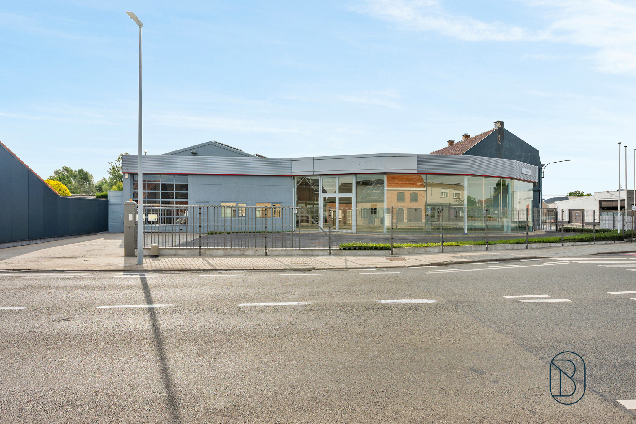 Commerciële hoek (parking, showroom en woonst) - foto 2