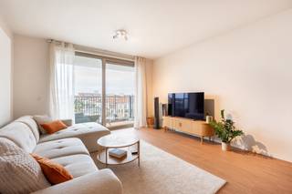 <p>Ontdek dit lichtrijke appartement met 1 slaapkamer, gelegen aan de IJzerlaan in Antwerpen, op minder dan 5 minuten fietsen van het Eilandje. Het appartement beschikt over een aangename leefruimte, twee terrassen en een en-suite badkamer.<span></span></p>
<p>Bij het betreden van het appartement komt u in de inkomhal, die toegang geeft tot de verschillende ruimtes.</p>
<p>De ruime leefruimte geniet dankzij de grote raampartijen van veel natuurlijk licht en sluit rechtstreeks aan op het eerste terras. De open keuken vormt één geheel met de leefruimte en is voorzien van ingebouwde toestellen en voldoende kastruimte.</p>
<p>Vanuit de leefruimte heeft u toegang tot een aangenaam terras met een open zicht over de omgeving. Daarnaast beschikt het appartement over een tweede, bijzonder ruim terras met een weids uitzicht over Antwerpen.</p>
<p>De slaapkamer is voorzien van ingebouwde kasten en staat rechtstreeks in verbinding met de en-suite badkamer. Deze is uitgerust met een ruime inloopdouche en een badkamermeubel met dubbele lavabo.</p>
<p>Verder beschikt het appartement over een aparte technische berging met aansluitingen voor wasmachine en droogkast. In het gebouw is bovendien een gemeenschappelijke fietsenberging aanwezig.</p>
<p>De ligging combineert een vlotte bereikbaarheid met de nabijheid van het centrum. Het Eilandje bevindt zich op minder dan 5 minuten fietsen en ook belangrijke invalswegen, openbaar vervoer en dagelijkse voorzieningen zijn vlot bereikbaar.</p>