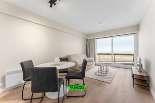 Ontdek dit schitterende appartement op de 9de verdieping van een residentie aan de Zeedijk in Blankenberge. Dankzij de hoge ligging geniet je van een adembenemend uitzicht over de zee en de levendige promenade. Het appartement bevindt zich op een absolute toplocatie, op wandelafstand van winkels, restaurants en gezellige horecazaken.<br /><br />In 2025 werd het appartement volledig gerenoveerd met oog voor kwaliteit. De keuken is uitgerust met alle nodige toestellen en biedt alles wat je nodig hebt voor. De moderne badkamer is voorzien van een stijlvolle inloopdouche, hangtoilet en een praktisch badkamermeubel. Daarnaast beschikt het appartement over een lichtrijke slaapkamer met uitzicht op het hinterland.<br /><br />Het appartement wordt verwarmd op elektriciteit, beschikt over een gunstige EPC-score (C) en een conforme elektrische keuring, waardoor het volledig instapklaar is.<br /><br />Kortom, een unieke kans om te wonen of te verblijven op één van de mooiste locaties van Blankenberge, met het strand letterlijk aan je voeten.<br /><br />