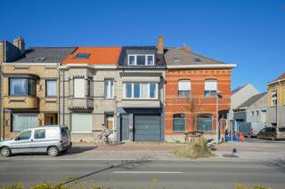 Aan de vaart in Bredene vindt u, op een boogscheut van winkels, openbaar vervoer en verbindingswegen, deze bel-étage woning.Bij binnenkomst word je...