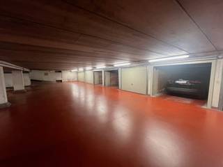 Res. Val Joly.<br />Garage box facilement accessible, idéalement située sur Kustlaan, près d'Albertplein.<br />Cette garage box se trouve au niveau -2 et est équipée d'un nouveau portail sectionnel électrique.<br />Ref. G710