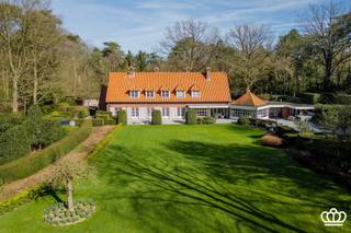 Villa “De Bunt”, een tijdloze villa, top gelegen aan de Golf van Kapellenbos op een zuid gericht perceel van ca. 1 hectare, de villa omvat...