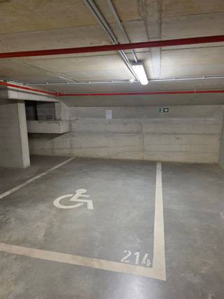 <p><span>Extra brede ondergrondse autostaanplaats in het project Neerland aan de Krijgslaan in Wilrijk. NIET ENKEL VOOR MINDERVALIDE. Het betreft hier een zeer goed onderhouden garagecomplex dat toegankelijk is met een automatische poort.</span></p><p><span> </span></p><p><span>Benieuwd? Maak snel uw afspraak op <span>www.immodelaet.be</span></span><span> of op 036440088</span></p>