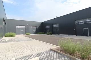 <strong>Nieuwbouw loods van 96 m² te huur langs de Schaapbruggestraat te Roeselare.</strong><br />Opgebouwd uit staalstructuur met beton onder element en sandwichpanelen + steeldeck
<ul>
	<li><strong>Sectionale poort met deur en glassectie </strong></li>
	<li><strong>Vrije hoogte van 6m </strong></li>
	<li><strong>Toegangssysteem met smartphone</strong></li>
	<li><strong>Drijfkracht 400V+N</strong></li>
	<li><strong>Ledverlichting </strong></li>
	<li><strong>Brandklasse C</strong></li>
	<li><strong>1 Parkeerplaats inbegrepen</strong></li>
</ul>
Huurprijs is € 537 / per maand (Ex. btw).<br />Prijs is inclusief alle bijkomende kosten (ORV en gemeenschappelijke kosten) <br /><br />Beschikbaar vanaf december.<br />Neem vrijblijvend contact op voor meer informatie. 