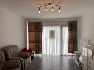 Ongemeubeld gelijkvloers appartement met ruime living, open volledig ingerichte keuken, 2 slaapkamers, badkamer met lavabomeubel, bad en inloopdouche.<br />Maandelijkse huurprijs: 850 EUR.<br />Vrij vanaf 01/06/2026.<br />Gunstig EPC: 149 kWh - B level.