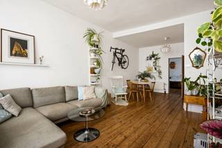 Wonen met de stad binnen handbereik én groen vlak voor je deur? Dit appartement biedt het allebei, met een topligging naast Park Spoor Noord in Antwerpen. Hier combineer je moeiteloos rust en levendigheid: sporten in het park, genieten van de zomerbars of in enkele minuten naar het stadscentrum fietsen.<br /><br />Gelegen op de tweede verdieping van een recent gebouw straalt dit appartement licht en ruimte uit. De leefruimte met grote raampartijen is heerlijk! De keuken is praktisch ingericht en volledig uitgerust, ideaal voor dagelijks gebruik (en om dit afwas nog even te laten staan..)<br /><br />Aan de rustige achterzijde bevindt zich de slaapkamer, met directe toegang tot een compact badkamer. Verder beschikt het appartement over een apart toilet en een handige kelderberging.<br /><br />De doordachte indeling, aangename lichtinval en sfeervolle inrichting maken dit een uitstekende keuze voor starters, stadsliefhebbers of investeerders.<br /><br />Interesse? Contacteer ons via info@jamar.immo of 03/435.31.33.<br /><br />Pluspunten:<br />– Topligging aan het park<br />– Slimme indeling<br />– Veel natuurlijk licht<br />– Fietsenberging<br />– EPC: 334 kWh/m² -> nieuw in aanvraag, want het dak is geïsoleerd!<br /><br />Stedenbouwkundige info: Wg, GVg, Vkr, Gmo, Gvv, geen WORG