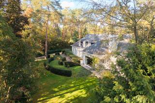 Voor verdere info of een vrijblijvende waardebepaling van uw eigendom: michael@homixx.be of 016 199 344.<br /><br />Ontdek deze uitzonderlijke, open statige witte villa gelegen aan de Nindsebaan te Keerbergen. <br />Gelegen op een indrukwekkend perceel van 2.961 m² en met een royale bewoonbare oppervlakte van 319 m², bevindt deze woning zich midden in het groen. U geniet hier van een volledig private tuin waar u in alle rust en privacy kunt ontspannen.<br /><br />Bij het betreden van de woning ervaart u meteen het oog voor luxe, comfort en veiligheid, mede dankzij het geïntegreerde B&amp;O geluidssysteem en het aanwezige brandalarm. De leefruimtes worden aangevuld door een ruime, kwalitatieve keuken. Met maar liefst 5 slaapkamers – waarvan verschillende kamers voorzien zijn van praktische ingemaakte kasten – en een elegante dressing, biedt dit pand een zee aan ruimte voor het ganse gezin. Het wooncomfort wordt compleet gemaakt door 3 badkamers, 3 afzonderlijke toiletten en een heerlijke sauna om ontspannen te herbronnen.<br /><br />Ook op praktisch vlak ontbreekt het deze villa aan niets. De woning beschikt over een handige berging/wasplaats, een droge kelder en een kruipkelder. De zolder is volledig geïsoleerd en eenvoudig toegankelijk via een uitschuifbare trap. Parkeren vormt eveneens geen enkel probleem: u beschikt over een inpandige garage met plaats voor 2 wagens én meerdere autostandplaatsen op de buitenparking. Buiten maakt het prachtige terras het aangename binnen-buitengevoel compleet.<br /><br />OVERDRACHT IN AANDELEN MOGELIJK, VOOR VOORWAARDEN CONTACTEER ONS.<br /><br />Een unieke opportuniteit voor wie op zoek is naar standingvol wonen te midden van het groen.