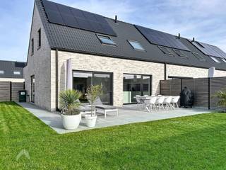 Energiezuinige en volledig afgewerkte halfopen bebouwing op een fantastische locatie bestaande uit een inkomhal met ingemaakte vestiairekast...