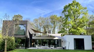 This exceptional property, located on a beautiful plot of 3,434 m² in the residential Schotenhof, combines refined architecture with...