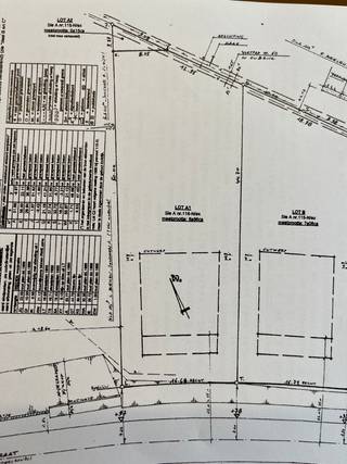 <p><strong>RUIM BOUWPERCEEL VAN 9A01CA VOOR OPEN BEBOUWING TE BUDINGEN</strong></p>
<p>In de rustige en residentiële Leenhaagstraat te Budingen bieden wij u dit ruim bouwperceel van 901 m² aan. Het perceel is bestemd voor het oprichten van een open bebouwing en vormt de perfecte basis om uw droomwoning te realiseren.</p>
<p>Met een straatbreedte van 16,68 meter en een diepte van ca. 50 meter beschikt u over mooie proporties voor een ruime gezinswoning. U mag bouwen tot 15 meter diepte op het gelijkvloers en 12 meter op de verdieping. Het hoofdgebouw dient 3 meter van beide perceelsgrenzen af te blijven, waardoor er voldoende open ruimte rondom de woning behouden blijft. De maximale kroonlijsthoogte bedraagt 6,2 meter, wat ruimte laat voor een hedendaagse, stijlvolle architectuur.</p>
<p>Ook bijgebouwen zijn toegestaan, mits inachtneming van de verkavelingsvoorschriften. Zo kan u extra ruimte voorzien voor een garage, berging of hobbyruimte, volledig afgestemd op uw eigen woonwensen.</p>
<p>De volledige verkavelingsvoorschriften en het verkavelingsplan kan u eenvoudig downloaden via onze website.</p>
<p>Meer info of interesse? Bel ons op 011 96 51 76 of mail ons op info@momentumvastgoed.be</p>