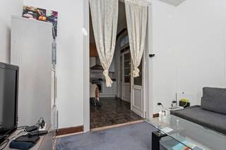 op: gesloten bebouwing in de Vlagstraat, 2060 Antwerpen, op korte afstand van winkels, openbaar vervoer en belangrijke voorzieningen.

<p>Deze woning biedt een mooie opportuniteit om volledig te moderniseren en in te richten volgens uw eigen stijl en noden. Gelegen in een levendige stadsbuurt, geniet u van een centrale ligging met alles binnen handbereik. Met drie aparte slaapkamers vormt dit huis een solide basis voor een gezin of voor wie extra ruimte wenst. De nabijheid van parken en invalswegen maakt het bovendien praktisch en aangenaam wonen.</p>

<p>Belangrijkste ruimtes:<br />• Woonkamer met natuurlijke lichtinval<br />• Keuken met spoelbak, vaatwasser, gasfornuis, dampkap, oven en ontbijthoek<br />• Badkamer met ligbad, toilet en ééngreepsmengkraan<br />• Drie aparte slaapkamers<br />• Kelder met aansluiting voor wasmachine en droogkast, wasruimte<br />• Zolder bereikbaar via zolderluik<br />• Apart toilet</p>

<p>Troeven:<br />• Volledig te moderniseren naar eigen smaak<br />• Centrale ligging nabij winkels, openbaar vervoer en voorzieningen<br />• Drie aparte slaapkamers, ideaal voor gezin of extra ruimte</p>

<p>Neem vandaag nog contact op met uw ERA-makelaar voor een bezoek. JOUW DROOMHUIS. ZO GEVONDEN!</p>