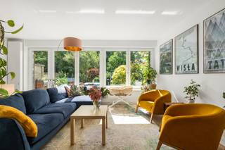 <p><strong>Te koop: instapklare gesloten bebouwing in Vilvoorde, gelegen aan de stadsrand en op korte afstand van scholen, openbaar vervoer, park, treinstation en invalswegen.</strong></p><p>Deze woning uit 1958 combineert comfort en energiezuinigheid dankzij een EPC-label B en een conforme elektrische installatie. De zuidoost georiënteerde tuin van 112 m² biedt volop zon en is ideaal voor ontspanning. De ligging nabij ziekenhuis en voorzieningen maakt dit een praktische en aangename woonplek.</p><p><br /></p><p><strong>Belangrijkste ruimtes:</strong></p><p>• Woonkamer (18,3 m²) met gezellige indeling</p><p>• Keuken (12,1 m²) uitgerust met inductiekookplaat, oven, vaatwasser en koelkast</p><p>• Badkamer (5,2 m²) met douche, toilet en wastafel in meubel</p><p>• 3 slaapkamers (11,3 m², 14,0 m² en 29,6 m²)</p><p>• Bergingen (4,9 m² en 6,0 m²) met verwarmingsketel en wasmachine-aansluiting</p><p>• Tuin (112 m²) met terras (18,8 m²) en tuinhuis</p><p>• Buiten parkeerplaats</p><p><br /></p><p><strong>Troeven:</strong></p><p>• Instapklare woning</p><p>• Energiezuinig: EPC B + conforme elektrische installatie</p><p>• Zuidoost georiënteerde tuin</p><p><br /></p><p><strong>Neem vandaag nog contact op met Selena Perez y Latorre via +32 2 335 11 13 voor een bezoek.</strong></p><p>JOUW DROOMHUIS. ZO GEVONDEN!</p>