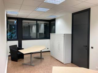 Instapklare gemeubileerde kantoorruimte van 20m2 te huur met gunstige ligging op de voormalige Sleurs site te Balen (verbindingsweg Balen - Leopoldsburg N18). Dit kantorencomplex bevat 17 kantoren met oppervlaktes vanaf 14m2 t.e.m. 318m2 die reeds gemeubileerd zijn. Het complex heeft als troef dat er voldoende parkeergelegenheid en een lift aanwezig is! Elke verdieping is voorzien van sanitaire voorzieningen en een keuken.<br /><br />BIJZONDERHEDEN:<br />- huurprijzen excl. BTW en incl. verbruiksforfait. <br />- voldoende parkeergelegenheid<br />- instapklaar, sommige kantoren reeds gemeubileerd!