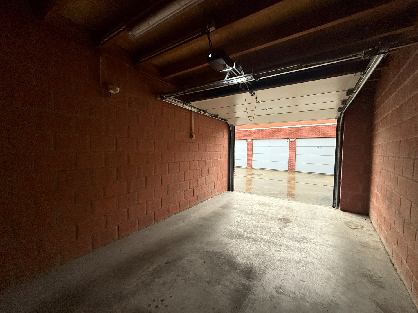 Afzonderlijke gemetste garage te huur centrum Roeselare - foto 4