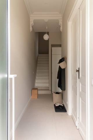 Een energiezuinige (EPC A) karakterwoning aan het water<br /><br />Alle info, troeven en meer foto’s over de woning vindt u op www.keldermansvest29.com <br />GEEN IMMO AUB. <br /><br />Op een toplocatie aan het water en op 10 minuten wandelen van het centrum van Mechelen, ligt dit mooie karaktervolle herenhuis dat in zijn totaliteit (en energiezuinig) werd verbouwd in 2023-2024.<br /><br />De woning is ruim en héél erg lichtrijk. Ze ademt sfeer uit dankzij haar prachtige originele elementen zoals hoge plafonds en mooie molures. <br /><br />Technisch is de woning tiptop inorde: EPC-label A dankzij onder andere zonnepanelen, dakisolatie, muurisolatie, verwarming via warmtepomp, regenwaterput, ventilatiesysteem D en elektrisch ingebouwde screens aan de voorzijde van de woning. De woning is asbestvrij. <br /><br />Indeling gelijkvloers:<br />-Ruime inkomhal <br />-Zeer ruime, lichtrijke woonkamer en keuken<br />-Toilet<br />-Rustige tuin van 110 m2 met terras van 20 m2<br /><br />Tussenverdieping:<br />-1 slaapkamer<br /><br />Eerste verdieping:<br />- 1 ruime slaapkamer (kan ook worden gebruikt als extra leefruimte, speelkamer, bureel of hobbykamer). <br />- Zeer ruime badkamer met ligbad, inloopdouche, dubbele lavabo en toilet<br /><br />Tweede verdieping:<br />- 2 slaapkamers<br />- Badkamer met inloopdouche, lavabo en toilet.<br /><br />De ruime kelder en zolder zorgen voor heel wat extra opbergruimte.<br /><br />De woning is beschikbaar vanaf oktober 2026 (overeen te komen).<br /><br />Wenst u graag een bezoek? Maak dan via de website www.keldermansvest29.com een afspraak voor de kijkdagen op 8 en 9 mei. Het maken van een afspraak is verplicht. <br /><br />Tot dan? <br />
