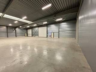 Strategically located warehouse in the 'Stadsheide' industrial area in Hasselt, just a stone's throw from the Corda Campus. Easily accessible due to its proximity to the E314 and E313 motorways. The warehouse is equipped with two sectional doors, an integrated office, and a sanitary facility.