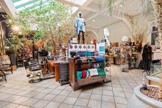 Zéér gunstig gelegen woning aan de Groene Hofstraat, een <em>enkelrichtingsstraat in het centrum van Boom</em> nabij de Grote Markt. Het bevindt zich op wandelafstand van alle winkels, scholen en het openbaar vervoer (bis en trein). Zéér <em>centraal en commercieel</em> gelegen op slechts 3 min. rijden van de oprit A12 Antwerpen-Brussel.  Er is parkeergelegenheid in de onmiddellijke omgeving.  <br /><br />Het eigendom is geschikt als zéér ruime woonst (495m² bewoonbare oppervlakte) met mogelijk dakterras en/of binnentuin. Het eigendom leent zich perfect als woonst met loftgevoel, combinatie<em> wonen/werken of vrij beroep en/of kangoeroewoonst</em>.  <br /><br />Het voorgebouw is onderkelderd.  De indeling is als volgt: GLVL: een hoofdinkom én een aparte ruime inkom, een salon met originele marmer schouwen, molluren en een plafondhoogte van 3m40, een traphall, een polyvalente ruimte (thans praktijk) met lichtkoepel (omvormbaar tot loft of duplex), apart sanitair achteraan en een werkruimte met lichtkoepel; 1eV APP LINKS: een traphall,  een ingerichte keuken, een klassiek ingerichte badkamer, een woonkamer en een slaapkamer; 1eV RUIMTE RECHTS &amp; ACHTERAAN VIDE: een berging en een inkom en traphall achteraan; 2eV: een zeer ruime <em>ZOLDER</em> van 80m2 met vaste betonnen trap en mogelijkheid tot 3 slaapkamers.  Mogelijkheid tot aanleg van een dakterras op de 1eV. <br /><br />Dit huis dateert van 1910 en heeft veel authentieke elementen.  Wenst u een bezichtiging in deze herenwoning? Contacteer ons via 03 459 99 99 of info@leximmo.be voor een bezichtiging ter plaatse. <br /> 