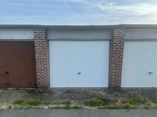 <p><span><span> Deze garage is gelegen op het Brandweerplein te Willebroek. De binnenafmetingen van de garage zijn: 2,8m x 5,15m.</span></span></p><p><br /> </p>