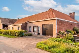 HOEVE MET VEEL POTENTIEEL IN RONSEDeze charmante woning in Ronse biedt een unieke kans voor koper die op zoek is naar een project met veel mogelijkheden. Het perceel omvat een indrukwekkende oppervlakte van 2810 m², wat bijzonder voordelig is voor wie ruimte en privacy waardeert.De woning beschikt over lichtrijke slaapkamers en is voorzien van een zeer diepe garage, ideaal voor opslag en voertuigbescherming. Het interieur toont traditionele Vlaamse architectuur met bakstenen gevels en karakteristieke dakpannen in terracotta, typisch voor de regio.De buitenruimte is uitzonderlijk groot met uitzichten op het mooie landschap rondom Ronse. Dit biedt talrijke mogelijkheden voor uitbreiding, herinrichting of verdere ontwikkeling volgens uw wensen. De omgeving is rustig en landelijk, perfect voor wie tot rust wil komen.Het pand beschikt over diverse bijgebouwen en bijruimten die praktisch kunnen worden ingericht. De ligging nabij Ronse betekent dat u nog steeds dicht bij voorzieningen en communicatielijnen bent, zonder het landelijk karakter te verliezen.Deze woning is ideaal voor wie klaar is voor een project op een ruim terrein. Met zijn aanzienlijke grondoppervlakte en potentieel biedt dit pand veel vrijheid voor toekomstige plannen. Een bezichtiging is zeker de moeite waard voor geïnteresseerde kopers.Te koop via Immo Beguin, jouw vastgoedexpert sinds 2009. Met kantoren in Ronse, Waregem, Kortrijk, Lessines, Deinze, Doornik, Moeskroen en Nieuwpoort.✉️ info@immobeguin.be