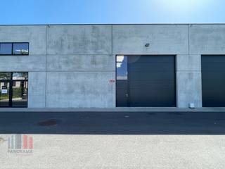 Magazijnruimte van +/- 200 m² te huur, deel uitmakend van een grotere nieuwbouw unit van 311 m². Fantastisch gelegen op industriezone Vlamingveld vlakbij de bedrijvige Gistelsteenweg, op amper 750 m van de E40 op- en afrit 6 Jabbeke.<br /><br />De loods heeft een vrije hoogte van +/- 6 m en is toegankelijk via een automatische sectionale poort en voorzien van een polybetonvloer, de nodige technieken alsook camerabewaking, verlichting en een lichtstraat met rookluik.<br /><br />De magazijnruimte maakt deel uit van het nieuwbouw KMO-project "Permeke".<br />Ruime parkeer- en manoeuvreerruimte op de site. Onmiddellijk beschikbaar.<br />Contacteer PANORAMA B2B voor bijkomende inlichtingen, plannen of een vrijblijvend plaatsbezoek 050 300 800.