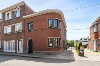 <p>Woning in het centrum van Machelen, nabij openbaar vervoer en alle dagelijkse voorzieningen.<br /><br />Deze driegevelwoning combineert een centrale ligging met verrassend veel ruimte en een grote tuin van 300 m². De woning biedt een praktische indeling met drie slaapkamers, lichtrijke leefruimtes en een veranda met zicht op de tuin. Een absolute meerwaarde zijn de zes garages, ideaal voor zelfstandigen, hobbyisten, opslag of extra parkeermogelijkheden. Dankzij de residentiële ligging woon je rustig en toch vlak bij winkels, scholen en openbaar vervoer. Een interessante woning voor wie ruimte en mogelijkheden zoekt in hartje Machelen.<br /><br /><u><strong>Belangrijke ruimtes:</strong></u><br />• Ruime living: 27,5 m²<br />• Eetkamer: 14 m²<br />• Keuken:13,6 m² <br />• Veranda: 12,3 m²<br />• Wasplaats: 5 m²<br />• Apart toilet<br />• Badkamer: 8 m²<br />• Drie slaapkamers: 13,5 m², 13,8 m² en 13,8 m²<br />• Zolder: 30 m² met extra opbergmogelijkheden<br />• Zes garages van verschillende oppervlaktes<br />• Grote tuin van 300 m²<br /><br /><u><strong>Troeven:</strong></u><br />• Ruime driegevelwoning met grote tuin in centrum Machelen<br />• Centrale ligging nabij winkels en openbaar vervoer<br />• Zes garages met tal van mogelijkheden<br /><br />Meer informatie of een bezoek met Margaux Mulkers? Contacteer ons via +3223351115.<br />JOUW DROOMHUIS. ZO GEVONDEN!</p>