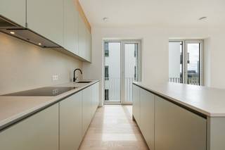 <p>Dit ruim en lichtrijk<strong> </strong>nieuwbouwappartement van ca. 96 m² beschikt over 3 slaapkamers, 2 badkamers, een overdekt terras en een ondergrondse parkeerplaats met privatieve berging.</p>
<p>De inkomhal is voorzien van praktische maatkasten die dienstdoen als vestiaire en extra bergruimte. De lichtrijke leefruimte sluit aan op het terras en beschikt over een open, volledig uitgeruste keuken. Parket is voorzien in de inkomhal, leefruimte, keuken en slaapkamers.<br />Voor ingebruikname zal het appartement nog volledig geschilderd worden door de verhuurder.</p>
<p>Het appartement beschikt over een badkamer met ligbad, dubbele lavabo en toilet, een afzonderlijke douchekamer met douche en lavabo en een apart gastentoilet.</p>
<p>In de berging bevinden zich de aansluitingen voor wasmachine en droogkast, samen met de technische installaties.</p>
<p>Een ondergrondse parkeerplaats en privatieve berging zijn inbegrepen in de huurprijs. <br />Daarnaast bestaat de mogelijkheid om een tweede parkeerplaats bij te huren aan 55 €/maand.</p>
<p>Een comfortabel en praktisch ingedeeld nieuwbouwappartement met veel ruimte, een mooi terras en alle hedendaags wooncomfort.<br /><br />Huurprijs app : 1.250 €/mnd<br />Gemeenschappelijke lasten : 75 €/mnd<br />Voorschot verwarming en sanitair warm water : 75 €/mnd, met afrekening volgens individueel verbruik via de voorziene meetinstallaties<br /><br /><span><strong>Interesse? <br /></strong>Contacteer<strong> Delphine</strong> via<strong> 0471 855 172 </strong>of <strong>delphine@valorvastgoed.be </strong>voor bijkomende informatie of een bezichtiging op afspraak.</span></p>