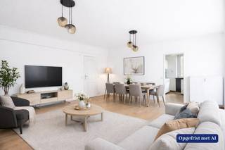 Bent u opzoek naar een appartement met 1 slaapkamer in hartje Antwerpen? Dan is dit appartement gelegen op de vierde verdieping (met lift) iets voor u!<br /><br />Indeling<br />U komt binnen via de centraal gelegen inkomhal. Vooraan is er de woonkamer dewelke voorzien is van grote raampartijen. Hierdoor geniet de woonkamer van veel lichtinval. Naast de woonkamer bevindt zich de keuken. De keuken omvat: een dampkap met kookplaat en een enkele spoelbak. De hal geeft doorgang naar de slaapkamer en badkamer met douche, wastafel, toilet en aansluiting voor een wasmachine. Het appartement is momenteel verhuurd.<br /><br />Ligging<br />Het appartement is gelegen op een toplocatie! Het is gelegen in een buurt met talloze horeca, supermarkten, scholen,.. De Zoo van Antwerpen is slechts op een steenworp verwijderd van uw eigendom. U bevindt zicht op maar 10 minuten wandelafstand van de Meir. Het Stadspark en Park Spoor Noord bereikt u op nog geen 15 minuten wandelen en slechts enkele minuten met de fiets. Het openbaar vervoer brengt verschillende opties met zich mee; zo is het Antwerpse Centraal Station om de hoek, zijn er verschillende mogelijkheden tot het nemen van trammen en bussen en kan je vlakbij een stadsfiets huren. Via de Turnhoutsebaan heeft u snel toegang naar de stadsring.<br /><br />Pluspunten<br />- Energiezuiniggunstig EPC (B)<br />- Toplocatie: mobiscore van 9,6/10<br />- Nabij openbaar vervoer, horeca, winkels,..Parken en Zoo Antwerpen op wandelafstand<br /><br />Interesse? Contacteer One vastgoed snel op het nummer 03 360 85 30.