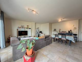 Dit <strong>GEZELLIG, INSTAPKLAAR 2-SLAAPKAMERAPPARTEMENT</strong> is gelegen in Ruien, een deelgemeente van Kluisbergen. Dankzij de <strong>GUNSTIGE LIGGING</strong> geniet u van een <strong>VLOTTE BEREIKBAARHEID</strong> en bevinden scholen, openbaar vervoer en winkels zich in de nabije omgeving. Ook <strong>NATUURLIEFHEBBERS </strong>komen hier aan hun trekken: het prachtige <strong>KLUISBOS </strong>ligt op nog geen 5 minuten!<br /><br />Het appartement is praktisch ingedeeld en omvat een inkomhal, apart toilet, <strong>RUIME WOONKAMER</strong>, ingerichte keuken, <strong>2 SLAAPKAMERS</strong> en een ingerichte badkamer.<br />Een absolute meerwaarde is de <strong>GEZELLIGE TUIN</strong>, waar u in alle rust kunt genieten van het buitenleven alsook de <strong>PRIVATIEVE GARAGEBOX</strong>.<br /><br />Adres: Grote Herreweg 156 bus 02, 9690 Kluisbergen<br />Beschikbaar vanaf 1 november 2026<br />Huurprijs: € 870/mnd + €80 syndic<br />EPC: 92 kWh/m²/jaar.