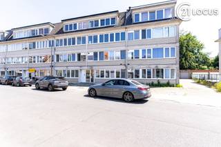 <p><span>Vous recherchez un appartement prêt à emménager offrant confort, luminosité et une excellente situation ? Cet appartement parfaitement entretenu d'environ 85 m² habitables constitue une opportunité idéale, tant pour une résidence principale que pour un investissement.</span></p>
<p><span>Le séjour lumineux bénéficie de grandes baies vitrées qui apportent une agréable lumière naturelle tout au long de la journée. La cuisine, récemment rénovée, allie modernité et fonctionnalité pour répondre aux besoins du quotidien.</span></p>
<p><span>L'appartement dispose également de deux chambres spacieuses, d'une salle de bains soignée ainsi que d'une agréable terrasse exposée plein sud où vous pourrez profiter du soleil du matin jusqu'au soir.</span></p>
<p><span>Le confort est complété par des châssis récemment remplacés, tous équipés de moustiquaires, une installation électrique conforme, un chauffage central au gaz ainsi qu'une bonne performance énergétique, garantissant une consommation maîtrisée.</span></p>
<p><span>Situé à proximité immédiate des commerces, des écoles, des transports en commun et des principaux axes routiers, cet appartement offre un équilibre parfait entre tranquillité et accessibilité.</span></p>
<p><span>Une belle opportunité pour ceux qui recherchent un appartement prêt à emménager, dans un environnement pratique et agréable.</span></p>
<p><span>Contactez Century 21 Locus dès aujourd'hui pour organiser votre visite.</span></p>