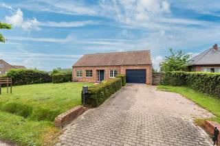 <p><strong>Gelijkvloerse woning met 4 slaapkamers te Malle</strong></p>
<p><strong>In Oostmalle</strong> bevindt zich deze <strong>verzorgde gelijkvloerse woning</strong> met een <strong>bewoonbare oppervlakte van ca. 190 m²</strong> op een <strong>ruim perceel van ca. 1.250 m²</strong>. Dankzij de praktische indeling, vier slaapkamers en uitbreidingsmogelijkheden is dit de ideale gezinswoning.</p>
<p>Via de inkomhal met gastentoilet komt u in de <strong>ruime en lichtrijke leefruimte</strong>, waar de grote raampartijen zorgen voor een aangename, open sfeer. Het schuifraam biedt een naadloze verbinding met het <strong>zonnige terras</strong> en de <strong>volledig omheinde tuin</strong>, waardoor binnen- en buitenleven mooi in elkaar overvloeien.<span></span></p>
<p>De <strong>volledig uitgeruste keuken</strong> sluit perfect aan op de leefruimte en beschikt eveneens over een rechtstreekse toegang tot de tuin. Aansluitend bevindt zich een praktische berging met de technische installaties en aansluitingen voor wasmachine en droogkast. Vanuit deze ruimte bereikt u zowel de <strong>inpandige garage</strong> als de <strong>ruime zolder</strong>, die nog tal van mogelijkheden biedt om extra woon- of hobbyruimte te creëren.</p>
<p>Via de nachthal bereikt u de <strong>vier volwaardige slaapkamers</strong> en de verzorgde badkamer, uitgerust met een <strong>ligbad, douche en dubbele wastafel</strong>.</p>
<p><strong>Troeven van deze woning:</strong></p>
<ul>
<li>Volledig omheinde tuin</li>
<li>Energiezuinig</li>
<li>Conforme elektrische installatie</li>
<li>4 slaapkamers + mogelijkheid om zolder in te richten</li>
<li>Volledig gelijkvloers wonen</li>
</ul>