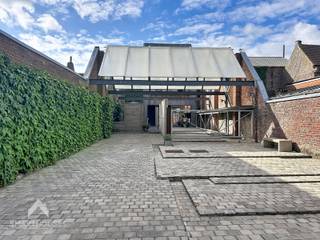 <p>Exclusieve woning bestaande uit een loft woning en polyvalente ruimte op het gelijkvloers die momenteel ingericht is als wellness. De woning is toegankelijk via een aparte inkom en bestaande uit een hele ruime leefruimte met eet-en zithoek, geïnstalleerde keuken met eetplaats, praktische was/bergplaats, open recreatieruimte, bureau, 3 volwaardige slaapkamers en 2 badkamers en-suite en een dressing. Het gelijkvloers bestaat uit een ruime inkom/ontvangstruimte, technische ruimte, een polyvalente ruimte van +-150m² die momenteel ingericht is met een wellness (sauna, hamam, douches, stoombad en bergruimte met keuken) en een aangelegde privatieve tuin met aangelegde zonneterrassen, visvijver en 2 tuinbergingen. Kortom een pand met vele mogelijkheden en ideaal voor wie wonen en werken wenst te combineren.</p>
<p></p>
<p>Extra troeven:</p>
<ul>
<li>Energiezuinig</li>
<li>Conforme keuring elektriciteit</li>
<li>Voorzien van 32 zonnepanelen met +-8 groene stroom certificaten van 450€ (jaarlijkse opbrengst 3600€)</li>
<li>Zonneboiler</li>
<li>Lift aanwezig</li>
<li>Aparte tellers elektriciteit</li>
<li>Veel bergruimte</li>
<li>Grote private parking + carport</li>
<li>Oprit voorzien van praktische berging en strakke vijverpartij met wandelbrug</li>
<li>Regenwaterput van 10.000L</li>
<li>Bruikbare vloeroppervlakte van 520m²</li>
<li>Geschikt voor rolstoelgebruikers</li>
<li>interessant als kangoeroe-woning of voor zelfstandige beroepen</li>
<li>Instapklaar</li>
</ul>
<p></p>
<p>Deze eigendom is te koop ZONDER makelaar via het concept van Smart Houses! Wenst u verdere inlichtingen of bezoek?</p>
<p>BEZOEKDAG 19/09 van 14h-17h met of zonder afspraak!</p>
<p>Contacteer rechtstreeks de eigenaar via +32471923234</p>
