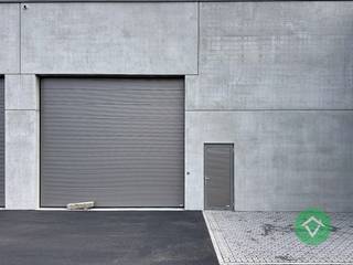 Nieuwe geïsoleerde KMO-unit te Aartrijke met een oppervlakte van 256 m² en 1 private parkeerplaats. <br /><br />Deze loods met brandklasse C heeft een oppervlakte van 256 m² en een vrije hoogte van +/- 6 m,. <br /><br />Deze UNIT bestaat uit: een sectionaalpoort van 4,50 m op 4,50 m, een afzonderlijke toegangsdeur, lichtstraat met rookluik, een regenwaterput van 6500 liter en een sceptische put. <br /><br />Alle nutsvoorzieningen, zoals water / elektriciteit / internet komen binnen in de unit. Er is ook een mogelijkheid om later zonnepanelen te plaatsen op de dakstructuur. <br /><br />Dit project is strategisch gelegen te Aartrijke, vlot bereikbaar en op korte afstand van Torhout, Ruddervoorde en de E403. Het bedrijventerrein is ideaal voor kleine en middelgrote ondernemingen die op zoek zijn naar een functionele, duurzame en goed bereikbare uitvalsbasis in West-Vlaanderen.<br /><br />Interesse? Neem contact met ons op voor meer info of een bezoek ter plaatse.