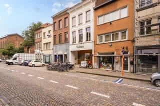 <h2><span>Handelsgelijkvloers op centrale ligging in Mechelen </span></h2><p><span>Op een centrale locatie in de Keizerstraat 19 te Mechelen bevindt zich dit handelsgelijkvloers van ca. 66,50 m², ideaal voor diverse commerciële of professionele doeleinden.</span></p><p><span>De ruimte omvat een inkomhal en een handelsruimte die is ingedeeld in drie delen, waarvan één gedeelte kan worden afgesloten als bureel. Verder is er een keuken met kastinrichting en koelkast, evenals een extra ruimte die kan dienen als archief of opslagplaats.</span></p><p><span>Daarnaast is er een gemeenschappelijk terras waar men gebruik van kan maken en een extra berging.</span></p><p><span>Geschikt voor bureel, winkel, praktijkruimte, <br />(Horeca en night-shop niet toegelaten.)</span></p><p><span>Huurprijs: €900/maand</span></p><p><span> </span></p>