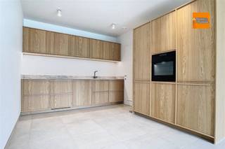 <p><span>Aan de rand van Tervuren, in de prestigieuze omgeving van The National Golf in Sterrebeek, bevindt zich dit elegante nieuwbouw duplexappartement van ca. 90 m². Een unieke opportuniteit voor zowel eigen bewoning als investering, dankzij de hoogwaardige ligging, de sterke huurvraag in de regio en de nabijheid van Brussel, internationale scholen en expats.</span></p><p><span> </span></p><p><span>Het appartement beschikt over een inkomhal met vestiaire en gastentoilet, een lichtrijke leefruimte van ca. 28 m² met open, volledig uitgeruste keuken, een praktische wasruimte, twee slaapkamers en een badkamer met dubbele wastafel en douche. Eén van de slaapkamers geeft toegang tot het privatieve terras van ca. 12,5 m², waar u in alle rust kunt genieten van de groene omgeving.</span></p><p><span> </span></p><p><span>Extra troeven zijn de gemeenschappelijke geothermische warmtepomp, videofonie, zonnescreens, kelderberging en twee parkeerplaatsen inbegrepen in de verkoopprijs. Verlichting en gordijnen zijn reeds geïnstalleerd, waardoor het appartement instapklaar is. Het appartement is momenteel verhuurd.</span></p><p><span> </span></p><p><span>De ligging binnen het golfdomein biedt een uitzonderlijke woonkwaliteit, met winkels, openbaar vervoer, fitness met binnen- en buitenzwembad en internationale scholen zoals de American School, German School en British School of Brussels in de nabije omgeving.</span></p><p><span> </span></p><p><span>Belangrijk: aangezien het om een nieuwbouwappartement gaat, valt de verkoopprijs onder het btw-regime van 21%.<br />Plan nu je bezichtiging op info@ap-p.be of door te bellen naar 078 /48 47 00. </span></p>