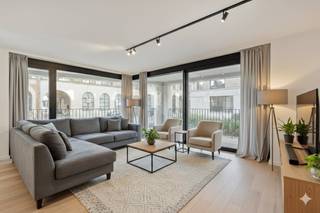 Ervaar het beste van comfort en stijl in dit exclusief afgewerkt appartement van 124 m². Met 3 ruime slaapkamers, 26 m² terrassen en de mogelijkheid om een ondergrondse parkeerplaats mee aan te kopen, combineert dit appartement hoogwaardige afwerking, ruimte en centrale ligging. Een uitzonderlijke kans voor wie stijlvol en comfortabel wil wonen in het centrum.INDELING- praktische inkomhal met vestiairemogelijkheid- volledig uitgeruste open keuken- lichtrijke en ruime leefruimte met eetplaats- diverse ruime leefterrassen- berg- of wasruimte - 3 ruime slaapkamers- moderne badkamer met ligbad, douche, toilet en dubbele wastafelWens je meer info of een bezoek? Neem dan snel contact op met de dossierverantwoordelijke: Mathias via 0472 18 39 90 of mathias.lauwyck@dewaele.com!