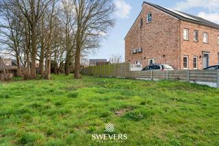 Voor meer info en foto’s, surf naar www.swevers.be – In de Meelbergstraat 76 (lot 1) in Paal bevindt zich deze grond die een mooie kans biedt voor wie een eigen woning wil realiseren op een rustige en aangename locatie. De grond maakt deel uit van een verkaveling waarvan de procedure momenteel lopende is. Het perceel heeft een oppervlakte van 5 are 31 en biedt een mooie balans tussen woonruimte en buitenruimte. Dankzij de zuidoostelijke oriëntatie kan de toekomstige tuin optimaal genieten van zonlicht, wat zorgt voor een aangename buitenbeleving doorheen de dag. Met een perceelbreedte van 11 meter en een diepte van 66,8 meter zijn er verschillende mogelijkheden bij het ontwerpen van een woning. Op dit perceel kan een halfopen bebouwing worden gerealiseerd, onder voorbehoud van het bekomen van de nodige vergunningen. De royale perceeldiepte laat bovendien ruimte voor een ruime tuin waar bijvoorbeeld een terras, speelruimte of groene ontspanningsplek kan worden ingericht. Ook de ligging is een belangrijke troef. De snelweg bevindt zich op ongeveer 1900 meter, wat zorgt voor een vlotte verbinding naar omliggende steden. Scholen liggen op circa 1000 meter en zijn dus makkelijk bereikbaar. Openbaar vervoer bevindt zich op slechts 600 meter afstand en winkels en ontspanningsmogelijkheden liggen op ongeveer 1200 meter. Deze grond combineert een praktische perceelvorm, een gunstige oriëntatie en een goed bereikbare ligging, waardoor het een uitstekende basis vormt voor wie wil bouwen aan een nieuwe thuis in Paal. Voor meer informatie, bel 011 255 155.