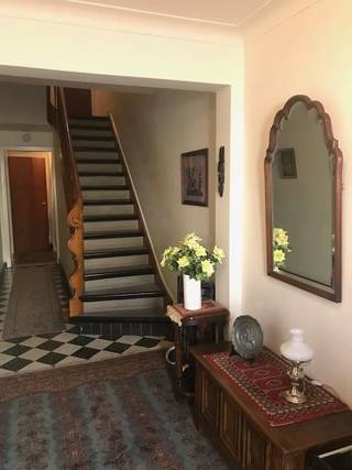 Het appartement is gelegen op de eerste verdieping van een goed onderhouden en zeer rustig gebouw.<br />Er is een ruime leefruimte met nieuwe laminaatvloer aan de voorzijde van het gebouw. Alle ramen zijn vernieuwd met dubbel glas. De badkamer is uitgerust met een nieuwe douche, nieuwe toilet en nieuw lavabomeubel.<br />Aan de achterzijde ligt de ruime slaapkamer, zeer rustig gelegen. Er is een aparte nieuwe keuken met toegang tot het terrasje.<br /><br />Beschikbaar op 1/8/2026.<br /><br />Huurvoorwaarden:<br />-Huurprijs : 895 Euro/maand<br />-Bijkomende vaste kosten :55 Euro/maand (waterverbruik, minuterie, onderhoud gemeenschappelijke delen)<br />-1-jarig huurcontract, stilzwijgend verlengbaar<br />-Maximaal 2 personen<br />-3 maanden huurwaarborg<br /><br />
